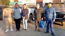 Công an xã đưa người bị rối loạn thần kinh về với gia đình