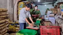 Mua phân bón Trung Quốc rồi đóng nhãn hiệu Mỹ đem bán