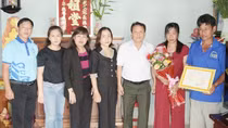 Trao bằng cử nhân cho gia đình sinh viên qua đời vì đuối nước