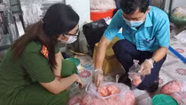 3 tạ chả cá ướp với hàn the chuẩn bị đem bán