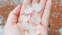Mưa đá trút xuống Đà Lạt, ngập cục bộ