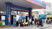 Giảm thuế, phí để bình ổn giá xăng dầu
