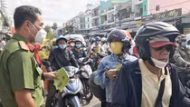 Du khách về miền Tây ấn tượng với "Cẩm nang phòng, chống tội phạm"