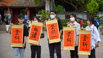 Sĩ tử ùn ùn đến Văn Miếu cầu may trước ngày thi