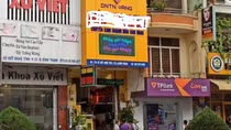 Người đàn ông bất ngờ đập tủ trưng bày, cướp vàng rồi tháo chạy