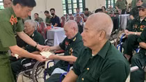 Thứ trưởng Nguyễn Duy Ngọc thăm, trao quà tại Trung tâm điều dưỡng thương binh Duy Tiên và Kim Bảng