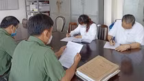 Công an làm việc với 2 người cầm đầu nhóm “Trừ quỷ Bảo Lộc”