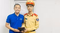 CSGT trả lại ví tiền cho người cha đi trông con ốm đánh rơi
