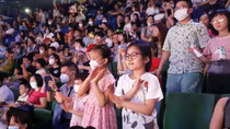 Sân khấu nhộn nhịp “hút” khán giả
