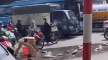 CSGT Hà Nội nhặt giúp dân hơn 1 tạ cá bị đổ giữa đường