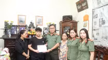 Món quà nghĩa tình gửi tặng thân nhân gia đình liệt sĩ Đặng Anh Quân