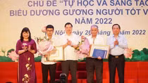 Trao giải thưởng tặng cụ ông 82 tuổi đỗ tốt nghiệp THPT