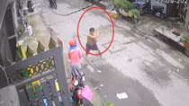 Mâu thuẫn từ việc thả chó, một phụ nữ bị đánh bầm tím người