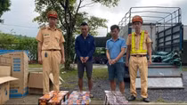 Phát hiện xe tải chuyển hơn 1 tạ pháo đi tiêu thụ