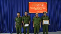 Khen thưởng thành tích bắt nhóm cướp chuyên nhằm vào phụ nữ