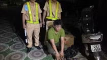 Đêm khuya chở pháo đi bán thì gặp Công an