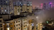 Hà Nội: Chung cư bùng cháy, người dân tháo chạy trong đêm