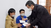 Thăm hỏi, động viên ngư dân gặp nạn trên biển