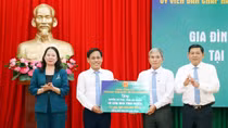 Phó Chủ tịch nước tặng quà gia đình có công với cách mạng tại An Giang