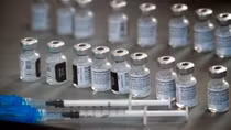 Pfizer thử nghiệm lâm sàng vaccine riêng chống Omicron