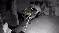 Mở cửa hóng gió, trộm leo rào vào cuỗm sạch tài sản