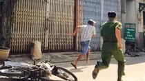 Con nghiện trên đường đi đám tang “tiện tay” cướp điện thoại