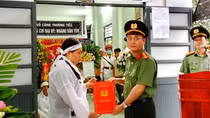 Trao quyết định truy thăng cấp bậc hàm và hỗ trợ cho gia đình Đại úy Hoàng Văn Yên