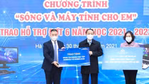 Hà Nội trao tặng 6.900 thiết bị cho học sinh nghèo học trực tuyến
