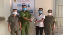 Người dân vui mừng nhận lại tài sản và vé số trúng thưởng đánh rơi
