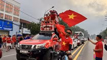 Cổ động viên Việt Nam "nhuộm đỏ" Việt Trì trước giờ bóng lăn