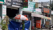 Đi học về, con gái hoảng hốt khi thấy bố tử vong, mẹ bị thương nặng