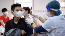 F0 tăng nhanh, 9 tỉnh cần đẩy nhanh tiến độ tiêm vaccine cho trẻ từ 12-17 tuổi