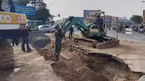 "Hố tử thần” to hơn xe buýt xuất hiện ngay giao lộ
