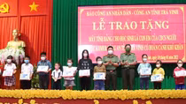 Trao máy tính bảng cho con cán bộ chiến sĩ Công an tỉnh Trà Vinh