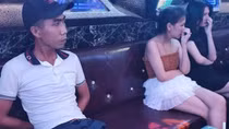 Bắt nhóm nam thanh nữ tú bay lắc trong quán karaoke