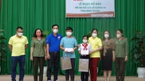 “Mẹ đỡ đầu” – điểm tựa cho những cho trẻ em mồ côi do dịch COVID -19