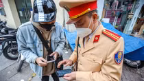 CSGT Hà Nội hướng dẫn người vi phạm nộp phạt qua mạng
