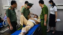 Tài xế không chấp hành hiệu lệnh tông thẳng xe vào CSGT
