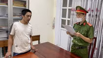 Khởi tố đối tượng đánh Công an viên