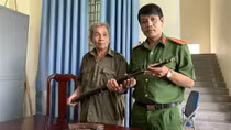 Công an xã vận động người dân giao nộp 2 khẩu súng
