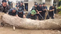 Trung đoàn CSCĐ giúp dân khắc phục hậu quả lũ quét tại Kỳ Sơn