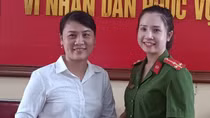 Bàn giao số tiền 20 triệu đồng cho người đánh rơi