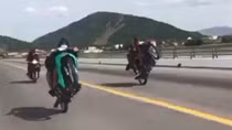 Bốc đầu xe máy, ném đá xe khách để... tiêu khiển!