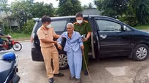 Công an bố trí đưa, đón người dân đi làm CCCD