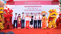 Agribank trao tặng tiếp 1 tỷ đồng cho khách hàng gửi tiền tiết kiệm