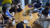 Năm thanh niên phê ma túy trong phòng trọ