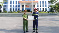 Tặng bằng khen cho chiến sĩ Cảnh sát giải cứu 100 học sinh trong mưa lũ