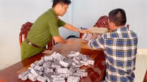 Bị truy bắt, kẻ buôn lậu ném 30.000 viên thuốc tân dược xuống đường