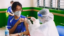 Trẻ từ 12-17 tuổi tiêm vaccine phòng COVID-19 mũi 3