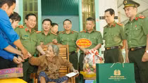 Bộ Tư lệnh Cảnh vệ tặng quà các Mẹ Việt Nam Anh hùng và tu sửa mộ liệt sỹ